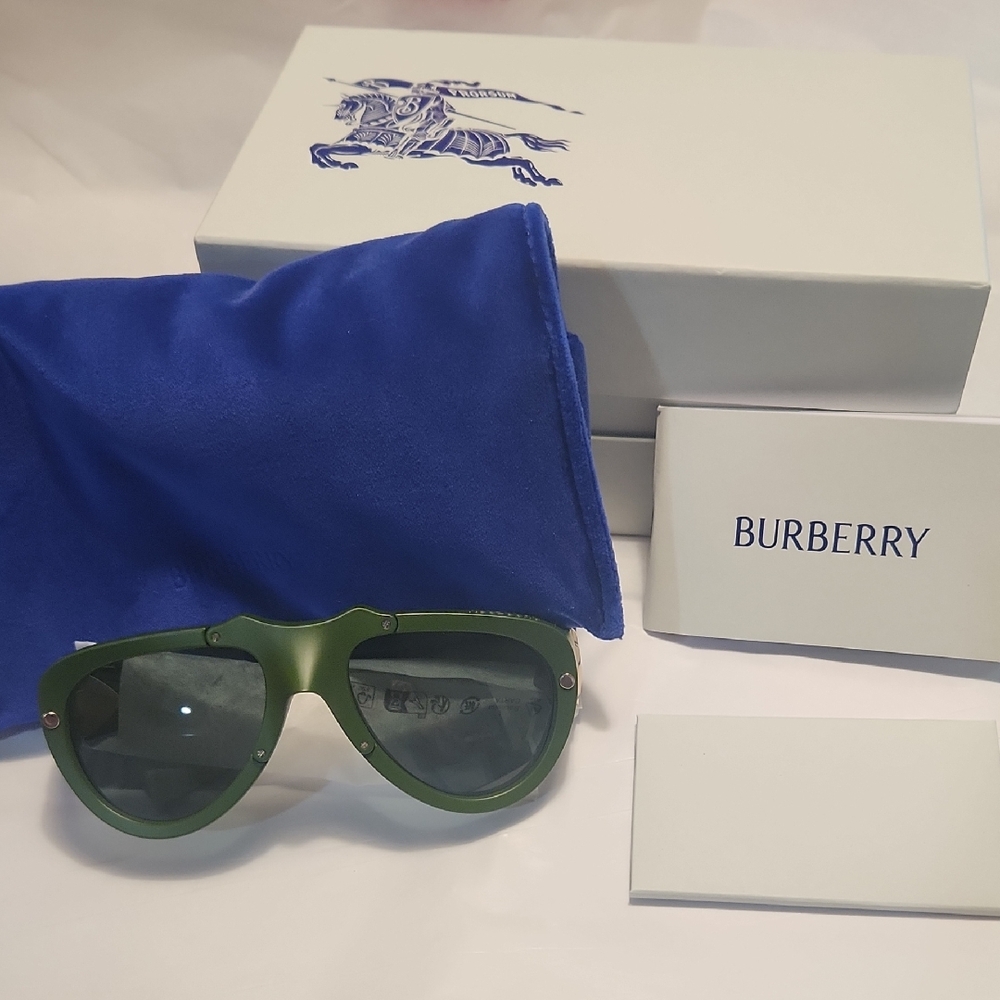 Burberry 57 MM Pilot Sunglasses in Olive Green
